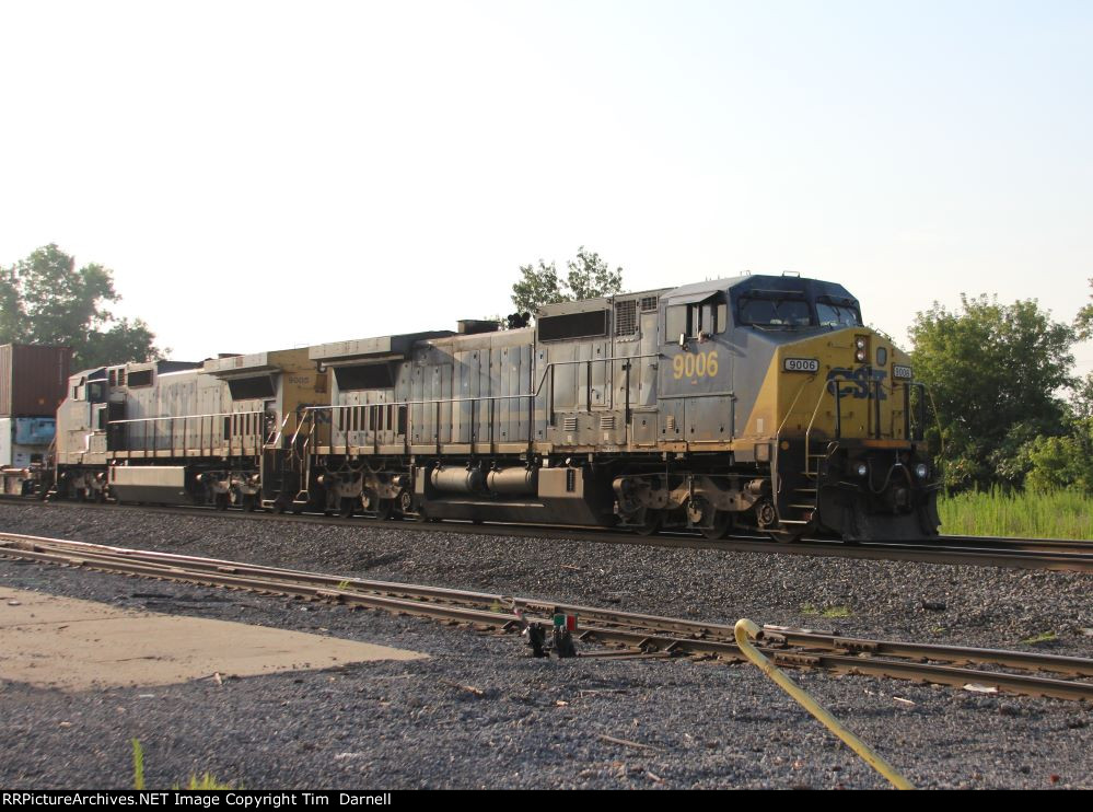 CSX 9006 leading I162